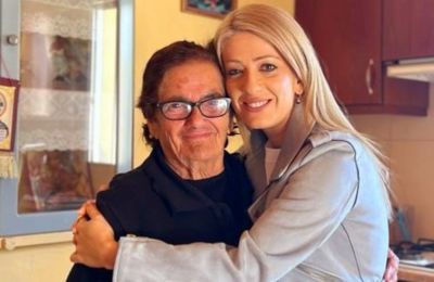 Αννίτα: Φτιάχνει φλαούνες με την γιαγιά της