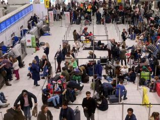 Με νυφικό Κύπριας σχεδιάστριας η Έλις Μισιρλή
