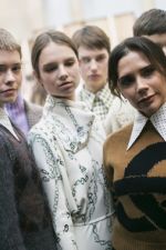 Η σύγχρονη θηλυκότητα στη συλλογή της Victoria Beckham