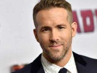 Ο Ryan Reynolds έκανε το πιο διασκεδαστικό #bottlecapchallenge 