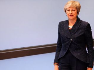 Τι και αν είναι πολιτικός; Η Theresa May επιδεικνύει δημόσια τις χορευτικές της ικανότητες  