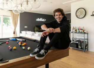 Το σπίτι αυτού του YouTube star είναι ένα μεγάλο.. παιδικό δωμάτιο