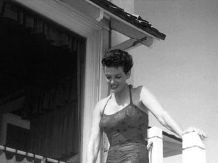 Ποιο swimwear trend κυριαρχούσε τη χρονολογία που γεννήθηκες;