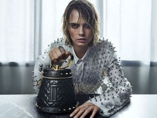 O Balmain και η Cara Delevingne σχεδίασαν τσάντες και... OMG τις θέλουμε όλες!