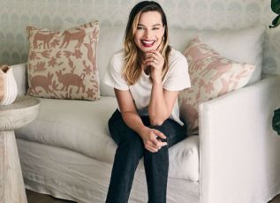H Margot Robbie μάς ξεναγεί στα γραφεία της Lucky Chap, και είναι υπέροχα!