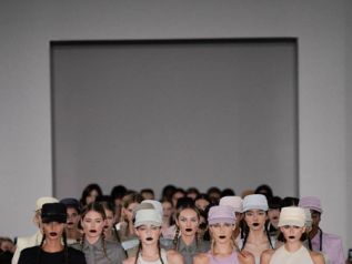 Κλασικές γραμμές για έναν θηλυκό 007 από τον Max Mara