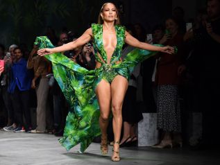 H JLo έκλεισε το σόου του Versace με το iconic φόρεμα του 2000