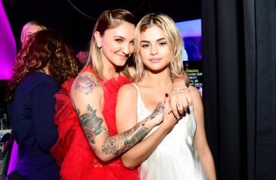 Το viral φιλί στο στόμα της Selena Gomez στη Julia Michaels