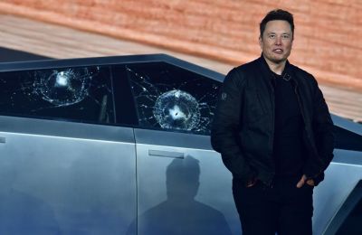 To... αλεξίσφαιρο Cybertruck του Elon Musk στο πιο αμήχανο βίντεο της εβδομάδας