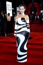H Rita Ora με 16Arlington