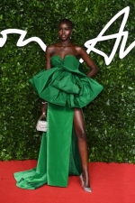 H Adut Akech με Valentino