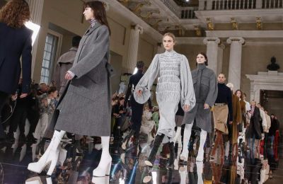 H Victoria Beckham εξυμνεί την μίνιμαλ κομψότητα