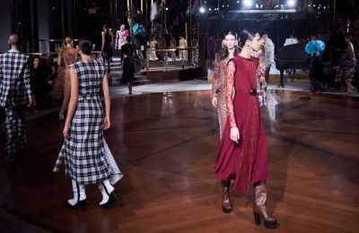 H κομψότατη αυστηρότητα του Prabal Gurung