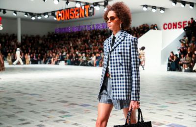 O Dior τάσσεται υπέρ του φεμινισμού με τη RTW συλλογή του