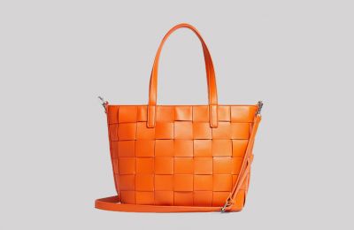 Λιλά τσάντα €17.99 από Stradivarius