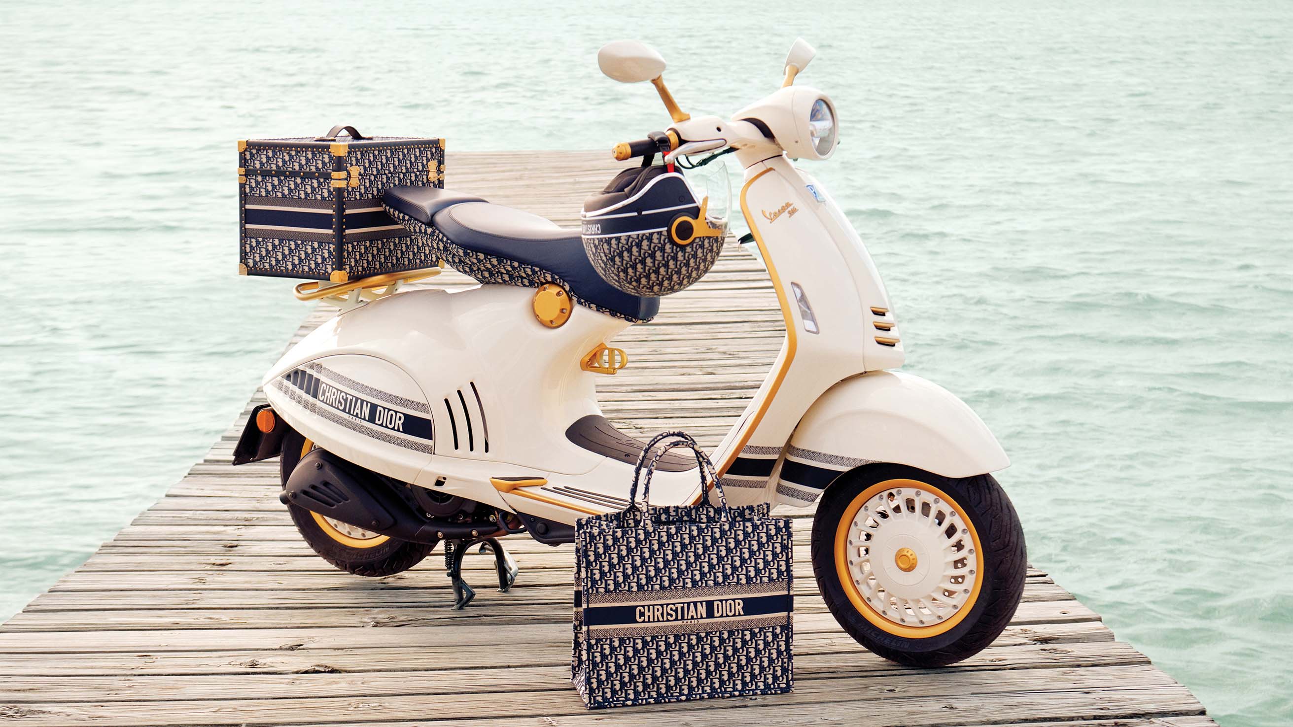 Θα ήθελες μια... Christian Dior Vespa; , must