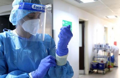 Θεατρικό έργο: «Το κόκκινο φόρεμα της Σαβέλ» δωρεάν στη Read Library