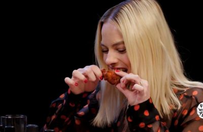 Celebrities δίνουν συνέντευξη τρώγοντας... καυτερές φτερούγες στο πιο fun web series