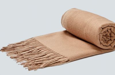 Nude διαχρονικό κασκόλ €12.99 από Stradivarius   