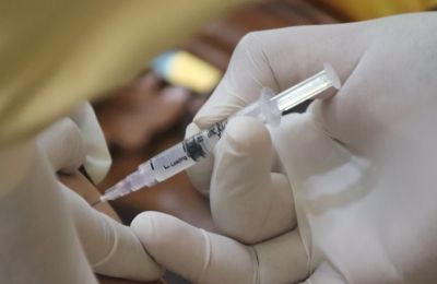 Moderna vs Pfizer: Ποιοι εμβολιασμένοι κινδυνεύουν περισσότερο από λοιμώξεις