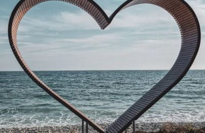 H Κωνσταντίνα Ευριπίδου διασκεδάζει και σπάει πιάτα με τον γιο της