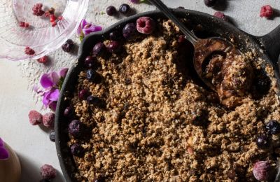 Vegan και crumble υγείας με μήλα και μούρα του δάσους για να φτιάξεις σήμερα
