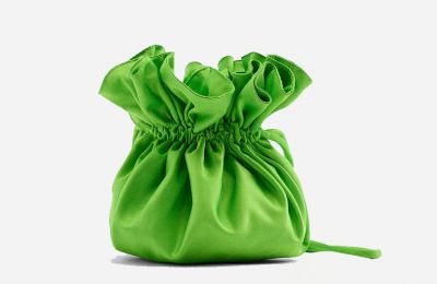 Μικρό πράσινο τσαντάκι €39.95 από Zara