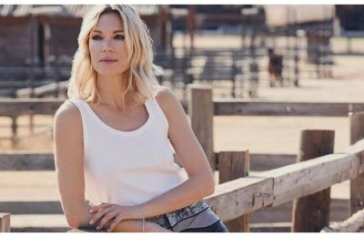 «La Vacanza»: H συνεργασία της Dua Lipa και Donatella Versace που αγάπησε ο κόσμος της μόδας