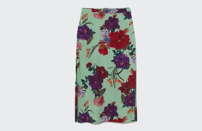 Φλοράλ σατέν φούστα €19.99 από H&M   