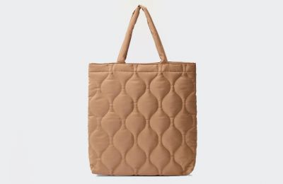 Καπιτονέ τσάντα tote €19.99 από Stradivarius