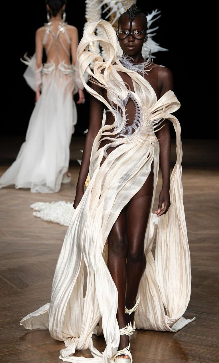 FASHION, FASHION NEWS, must - mobile