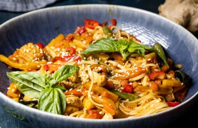 Τα κορεάτικα noodles με κοτόπουλο και σουσάμι που πρέπει να δοκιμάσεις