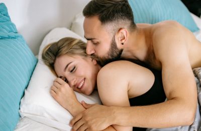 «La Vacanza»: H συνεργασία της Dua Lipa και Donatella Versace που αγάπησε ο κόσμος της μόδας