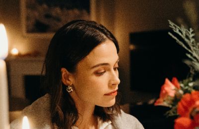 «La Vacanza»: H συνεργασία της Dua Lipa και Donatella Versace που αγάπησε ο κόσμος της μόδας