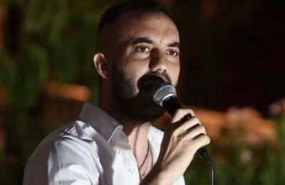 Οι πεταλούδες είναι ελεύθερες: Ακούστε το υπέροχο τραγούδι της παράστασης 