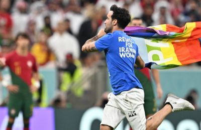 Σατέν tie-dye φούστα €45.99 από Μango