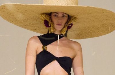 Ο Jacquemus φέρνει το καλοκαίρι με την «Le raphia»