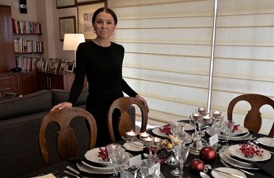 H Αθηνά Λοϊζίδου μάς δείχνει πώς είναι το σωστό στρώσιμο του γιορτινού τραπεζιού 