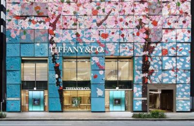 «Άνθισε» η πρόσοψη της μπουτίκ του Tiffany & Co. στο Τόκιο