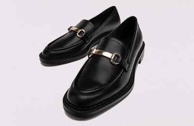 Μαύρα loafers με μεταλλική λεπτομέρεια από Stradivarius