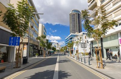 Για φαγητό, καφέ, ψώνια και βόλτες στη Μακαρίου