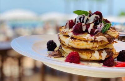 Για brunch με το ένα πόδι στη θάλασσα