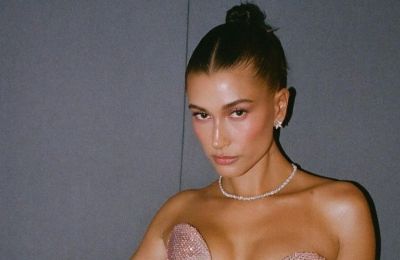 Hailey: Τα cherry blossom nails της έγιναν viral 