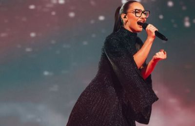 Eurovision: Η στιγμή που η παρουσιάστρια φόρεσε τα γυαλιά της Κλαυδίας
