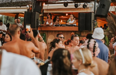 5 beach bars για να ξεφαντώσετε το τριήμερο του κατακλυσμού