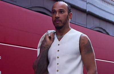 Η Calvin Klein έντυσε τον Hamilton για το Grand Prix της Formula 1