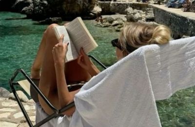 10 βιβλία που είναι η επιτομή του «Beach Read»