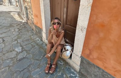 Η απόχρωση που θα κυριεύσει φέτος στα σανδάλια 