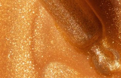 Λάμψη & προστασία: Τα πιο εντυπωσιακά glitter αντηλιακά
