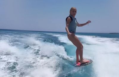 Δείτε τη Νόνη Κυπριανού να κάνει wake surf και να εντυπωσιάζει